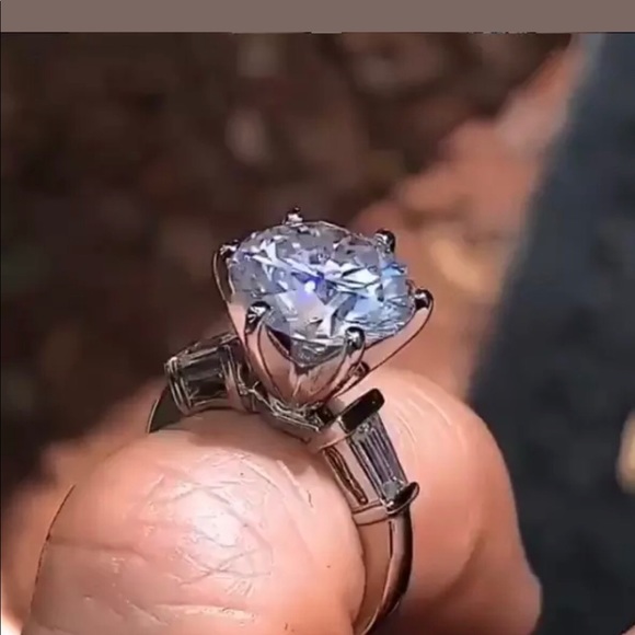 NWT Round Cut White Sapphire Ring - Picture 3 of 4